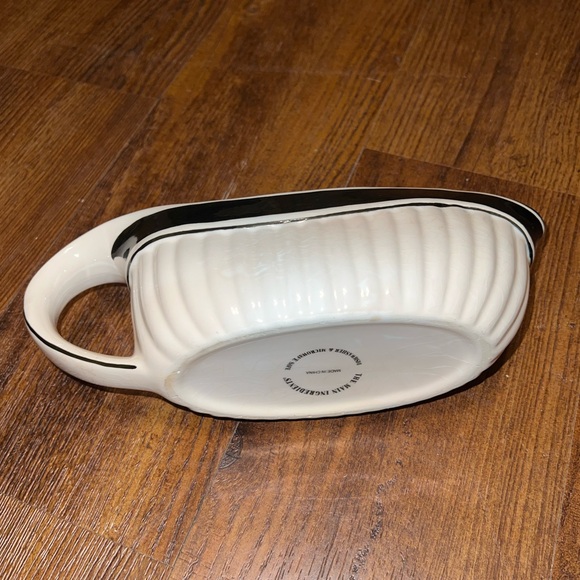 The Main Ingredients 10" Ribbed White with Black Trim Stoneware Gravy Boat - Picture 8 of 11